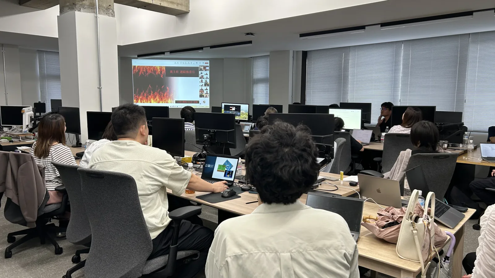 全体会で講義を聴く社員
